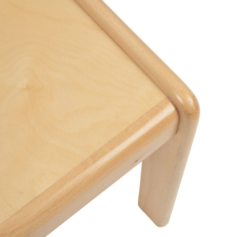 Detail zitting en afgeronde rand kinderstoel