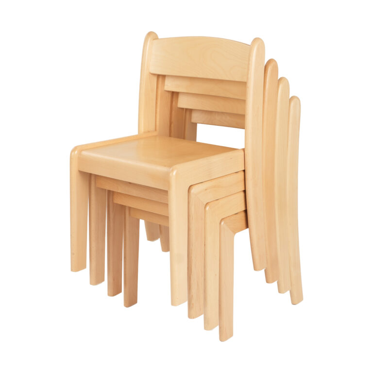 Stapelbare houten kinderstoelen – set gestapeld